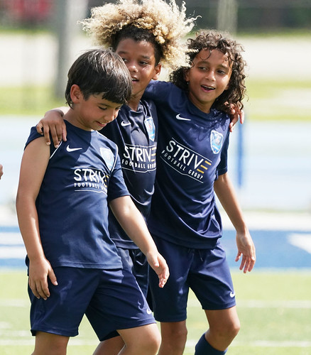 Jugadores del PSG Academy celebrando