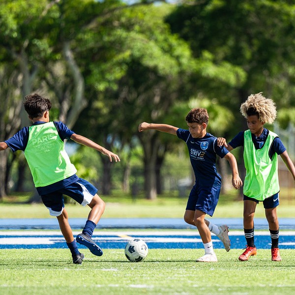 Jugadores del PSG Academy Pro Camp Virginia en el terreno de juego