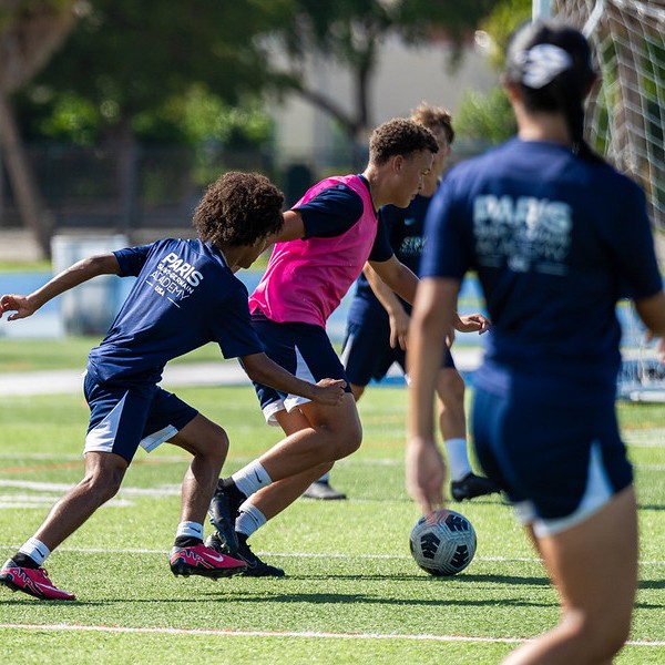 Duelo uno contra uno en el PSG Academy Pro Camp
