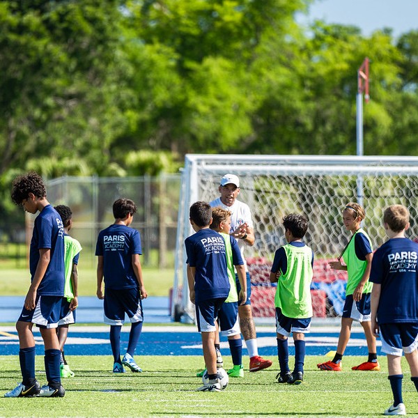 Grupo de jugadores durante una sesión del PSG Academy